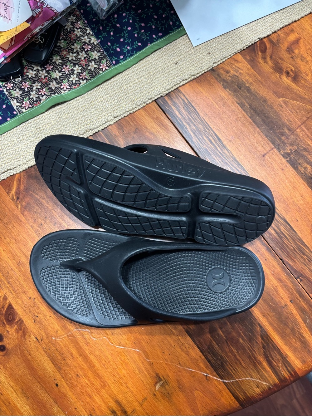 Hurley Black Flip Flops Size 9 NWOT